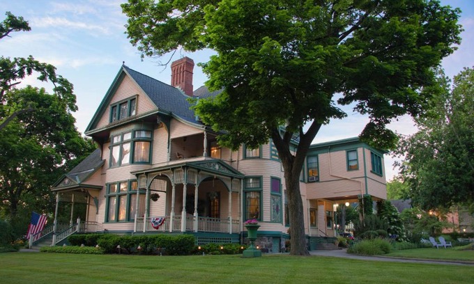 West Washington Bed & Breakfast | Discover The Oliver Inn: Family-Friendly with Breakfast Included