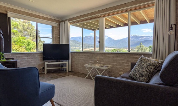 Porepunkah House | Family-Friendly Retreat with Breathtaking Mountain Views