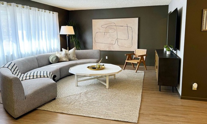 Las Vegas House | Experience The One with the Yellow Door: 10/10 Guest Rated