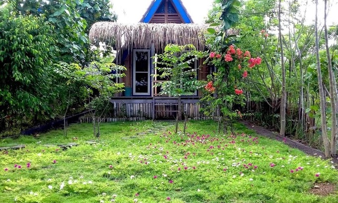 Kecamatan Lembar Cottage | Beachfront Bungalow with Ocean View & Pet-Friendly Options