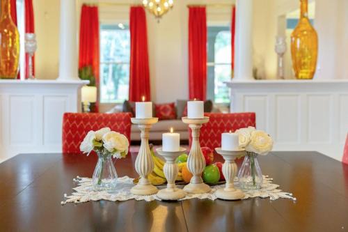 Lake Charles House | Discover The Onyx Bungalow: Pet-Friendly Retreat with Hot Tub
