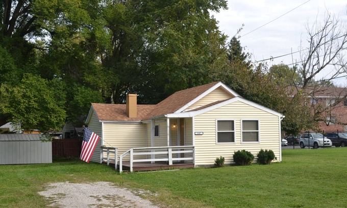 Indianapolis House | Cozy Onyx Cottage: Guest Rated 9.6 with Kitchen & Breakfast
