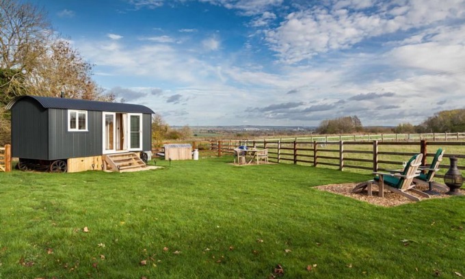 Great Doddington Cabin | Cozy Shepherd's Hut with King-Size Bed and Kitchen