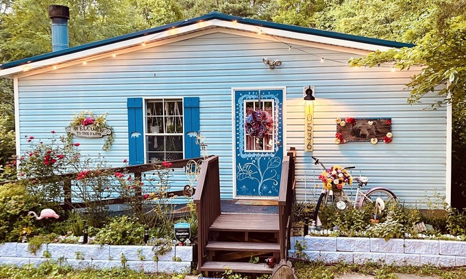 Siler City House | Pet-Friendly Orchard Cottage with Spa at Bear Creek Ridge