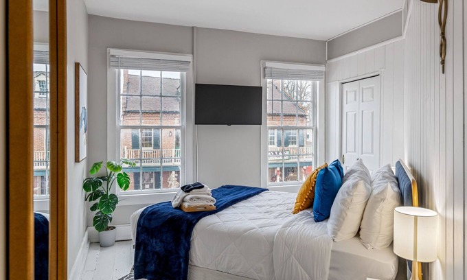 St. Charles House | Perfect Getaway at The Original Custom House - 10/10 Rated!