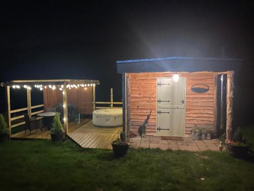Pen-y-cae House | Experience Sleeping Giant Lodge - Farm Stay with Hot Tub