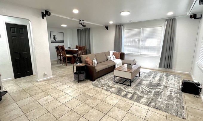 Joplin House | Inviting 2 Bedroom Retreat Near Interstate with Breakfast