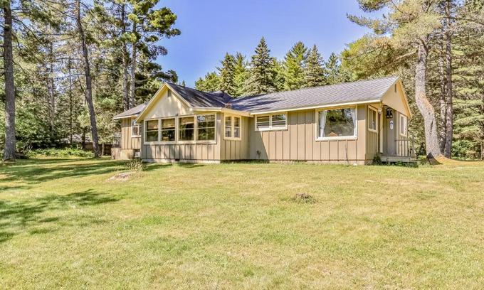 Lake Tomahawk House | Explore The Otter Den: Pet-Friendly Family Retreat