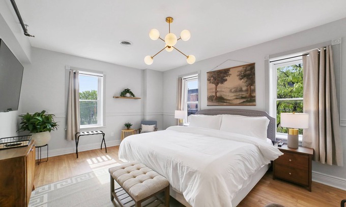 St. Charles Historic District Apartment | The Otter Suite at Divine Otter