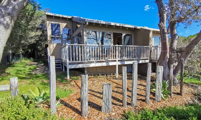 Bermagui House | Serene Outlook Hotel: Oceanfront Views & Pet-Friendly Stay