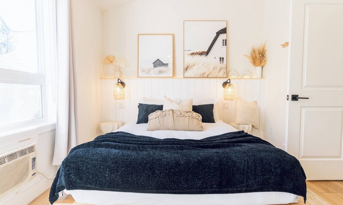 Harvie Heights House | Enjoy Your Stay at The Overlook with Free Parking & Breakfast