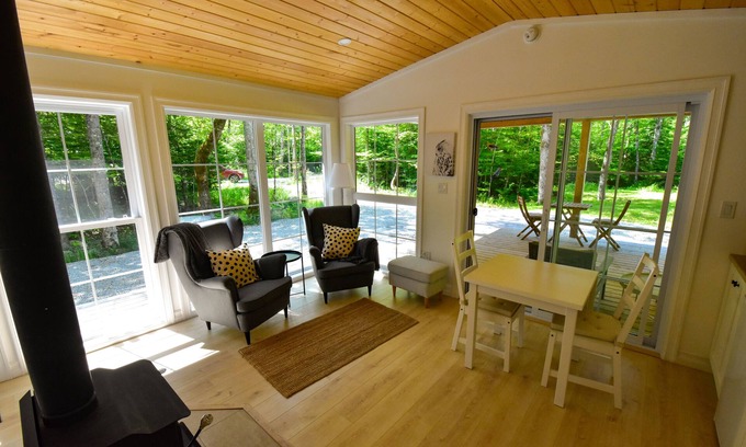 Kemptville House | Cozy Owl Cabin: Family-Friendly Retreat by the Lake