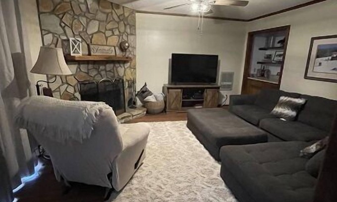 Banner Elk Condo | Guest Rated 10/10 at The Owl Cove Wedding Barn Retreat
