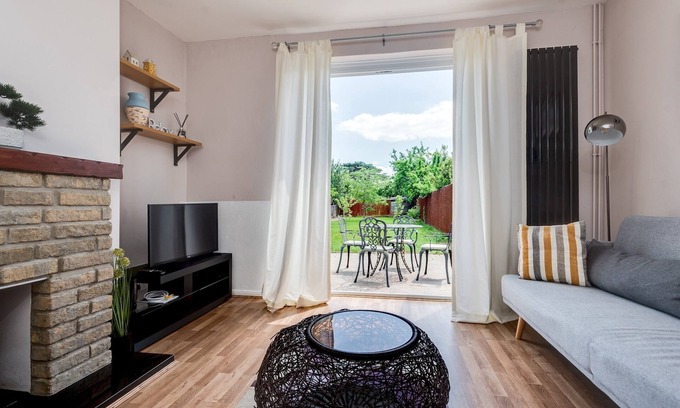 Oxford House | Discover The Oxford Abode - 3-Bedroom House with Garden
