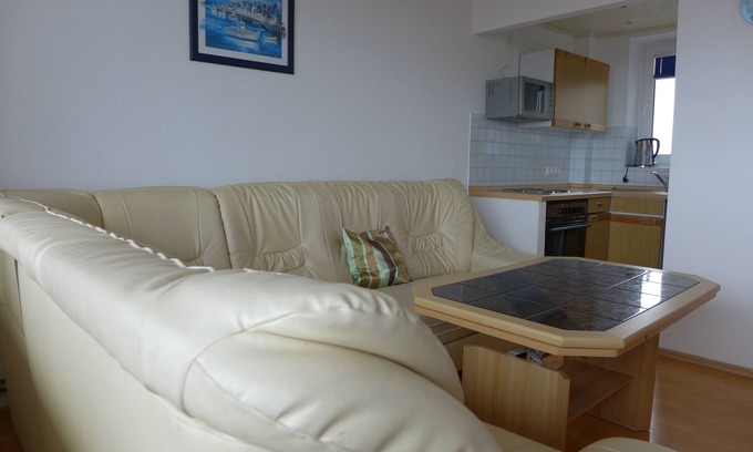 Horum Apartment | Cozy Oceanfront Retreat for 2 with Pool Access