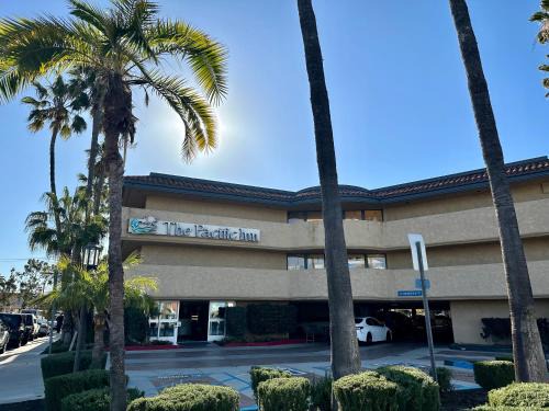 Old Towne Hotel | Discover The Pacific Inn: Oceanfront Escape with Pool