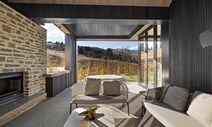 Dalefield House | Discover The Paddock: Your Ideal Escape with Spa & Pool