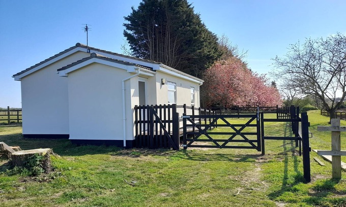 Frettenham House | Cozy Bungalow Retreat at The Paddocks - Pet-Friendly Escape