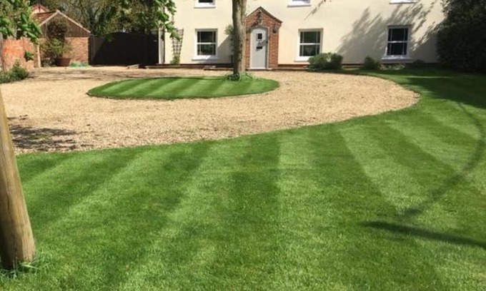 Spalding House | Family-Friendly Retreat at The Paddocks with Hot Tub