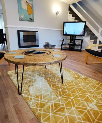 Kimberley House | Pet-Friendly Retreat at The Paddocks with WiFi & Parking