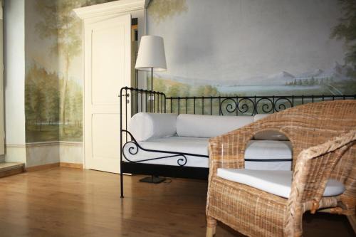 Sirolo Apartment | Enchanting The Painted House: Beachfront Stay in Sirolo