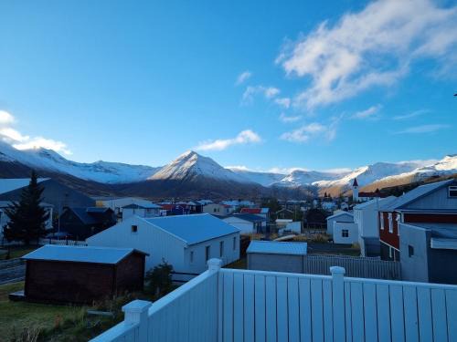 Siglufjorður Apartment | Beautiful Painter's House with Balcony and Scenic Views