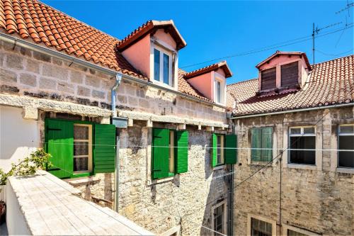 Old Town Apartment | Explore The Palace Collection: A 4-Star Stay with Breakfast