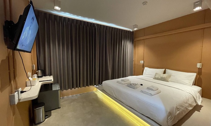 Rong Muang Hotel | Convenient Palette Bangkok Hotel with Self Check-In After 10 PM