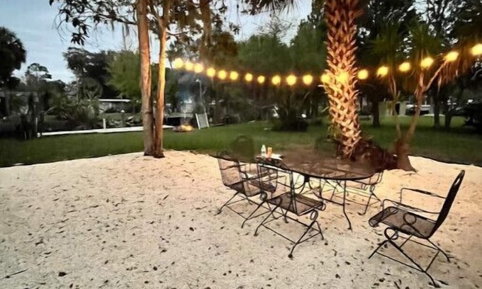 Yankeetown Cottage | Experience Comfort at The Palm Cottage - Pet Friendly Stay