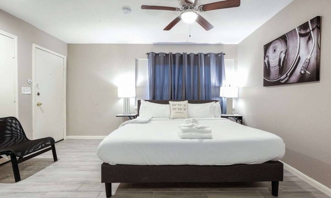 MacGregor Apartment | Explore The Palm Flats: Close to Zoo & Museums!