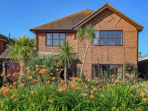 Seasalter House | Discover The Palms: Pet-Friendly Family Retreat Awaits