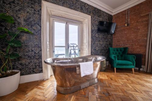 Bray Hotel | Pet-Friendly Ocean View Getaway at The Palm Hotel