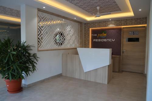 Ariyanoor Hotel | Discover The Palm Residency: Family-Friendly Retreat