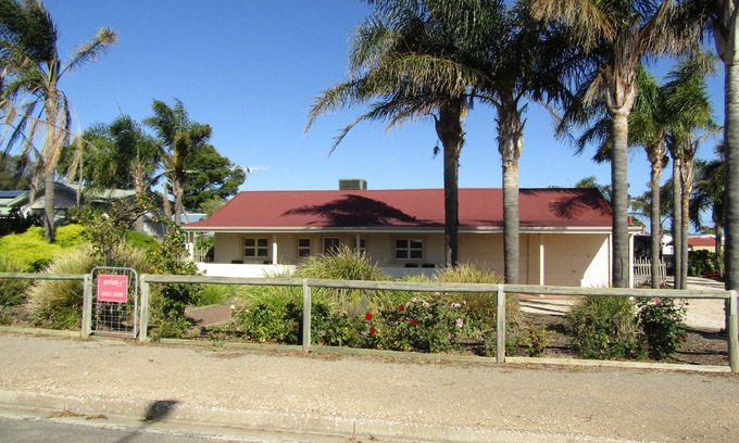 Port Vincent House | Discover The Palm's House: Oceanfront Family Getaway