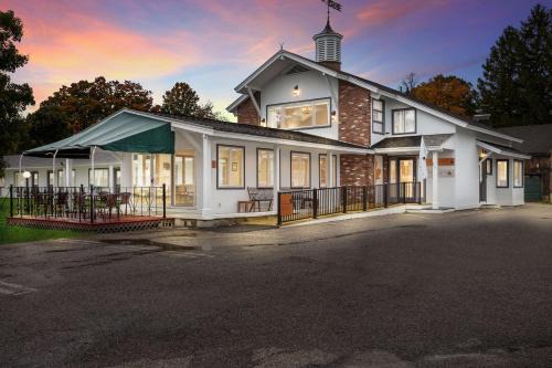 Manchester Center Hotel | Relax at The Palmer House Resort with Oceanfront Views
