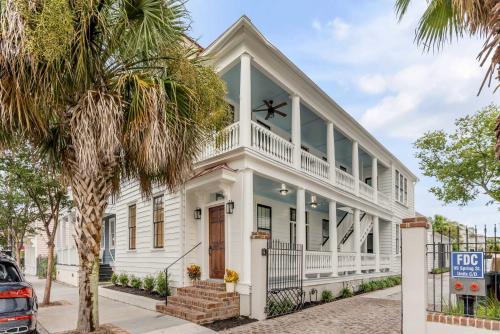 Cannonborough Elliotborough Apartment | Pet-Friendly Palmetto House - Steps from King Street