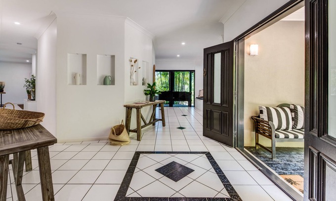 Hamilton Island House | Discover The Palms: Family-Friendly Stay with Pool & Breakfast