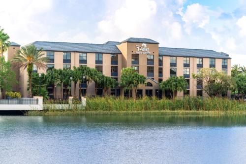 Ludlam Hotel | Relax at The Palms Inn & Suites in Beautiful Miami