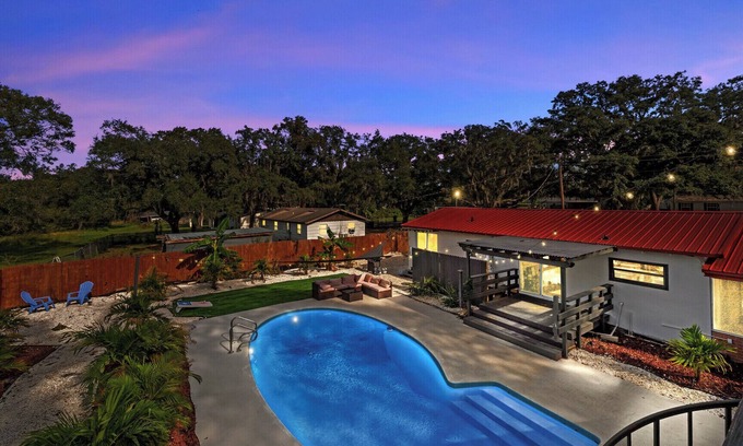 Seffner House | The Palms Oasis - Pool Getaway - Sleeps 14 - Central I-4 & 75
