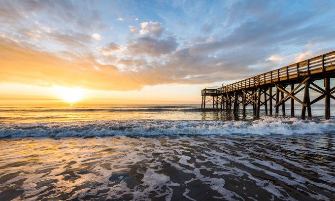 Isle of Palms Hotel | Oceanfront Bliss at The Palms Hotel with Pool & Breakfast