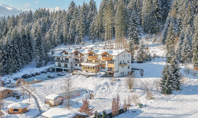 Oberndorf bei Kitzbuhel Apartment | The paradise near Kitzbühel - Apartment "Hahnenkamm" in the garden hotel Rosenhof