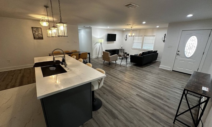 Paradis House | Relaxing Paradise Suite B with Spa and Family-Friendly Amenities