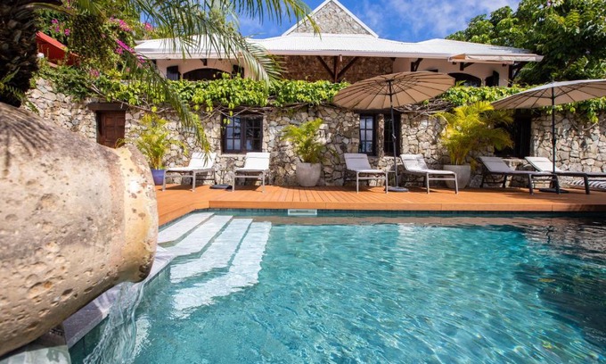 Rambaud Hotel | Discover Paradise Peak: Oceanfront Retreat with Pool & Views