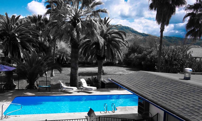 Lemon Cove Bed & Breakfast | Relax at The Parks Inn Bed and Breakfast with Pool & Spa