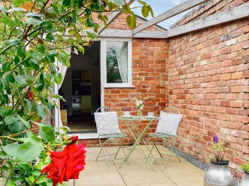 Severn Stoke House | Guest Rated: The Parlour - Family and Pet Friendly Retreat