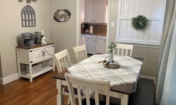 Sulphur House | Cozy Stay at The Parson's Cottage - 10/10 Guest Rated!