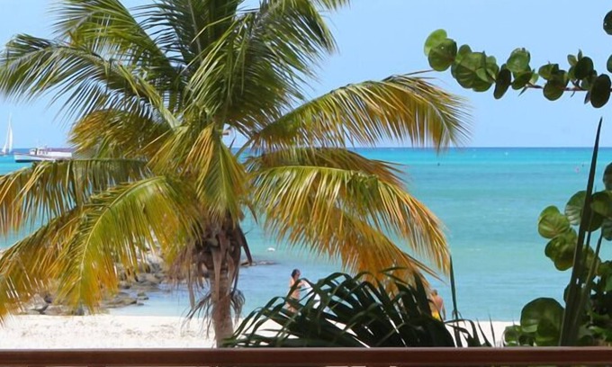 Philipsburg Boardwalk Hotel | Discover The Pasanggrahan Royal Boutique Hotel with Ocean Views