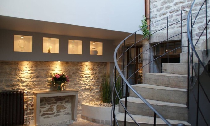 Beaune City Centre House | Explore the Patio House: Family-Friendly Retreat in Beaune