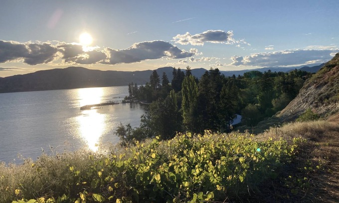 Okanagan-Similkameen Bed & Breakfast | Oceanfront King Suite at GaLaView B&B: Sunsets & Wineries