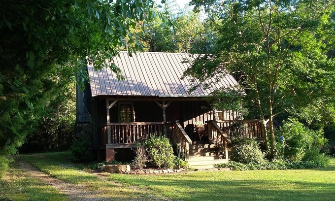 Chelsea Cabin | Serene Getaway Near Birmingham with Lake View & Spa